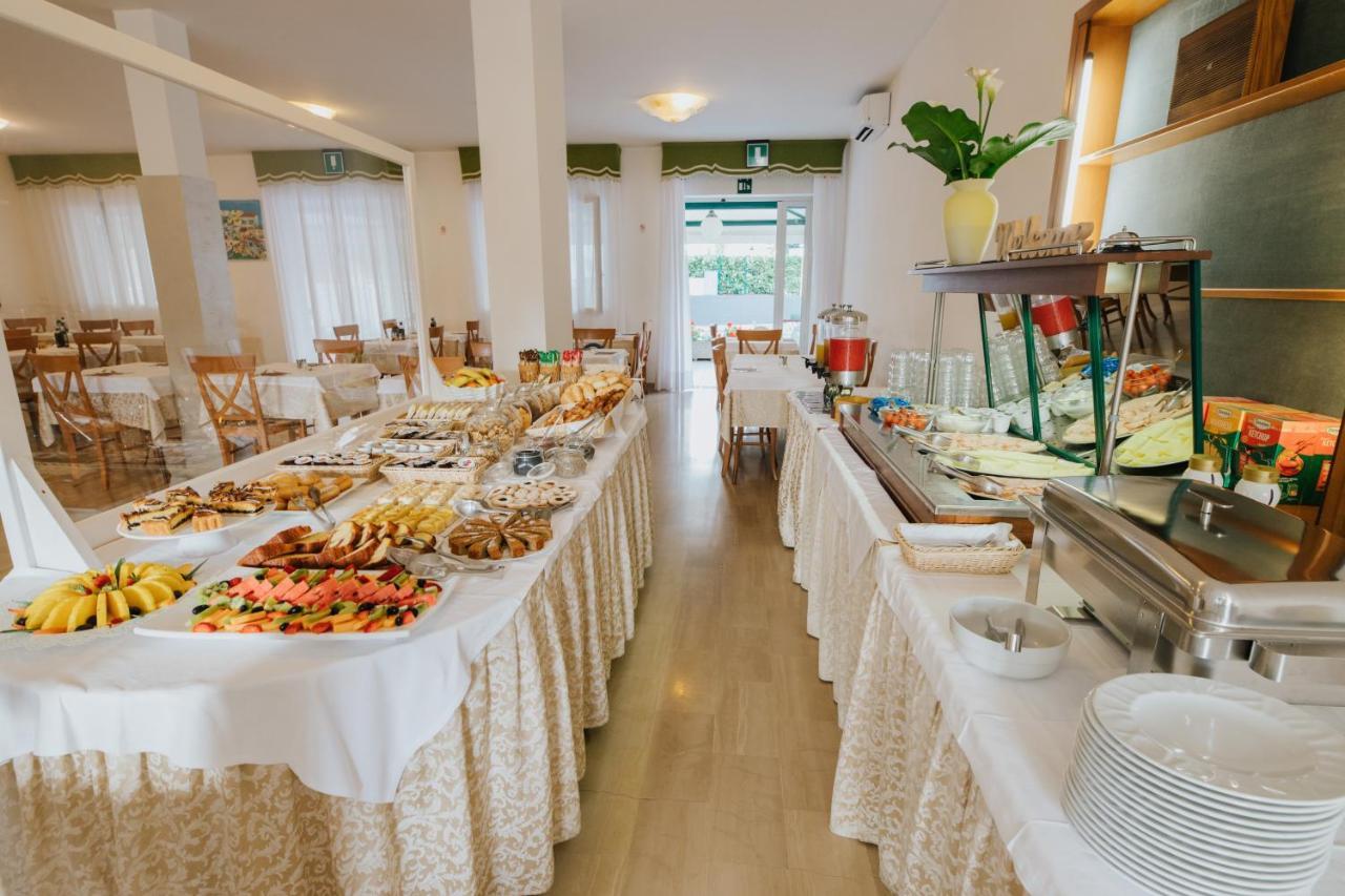 Hotel Gloria Lignano Sabbiadoro Buitenkant foto