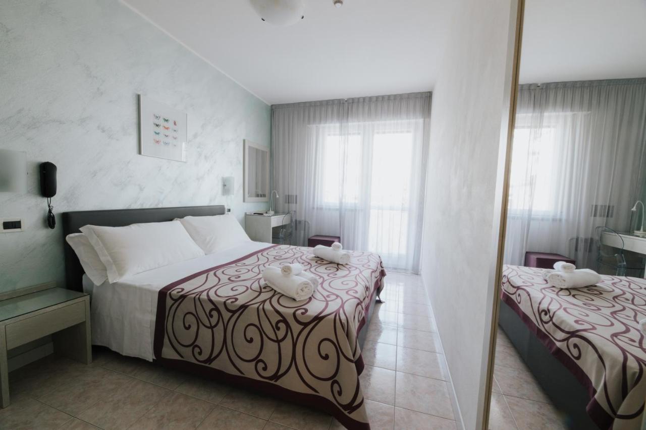 Hotel Gloria Lignano Sabbiadoro Buitenkant foto