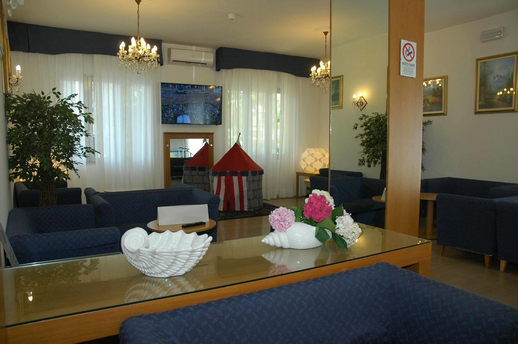 Hotel Gloria Lignano Sabbiadoro Buitenkant foto