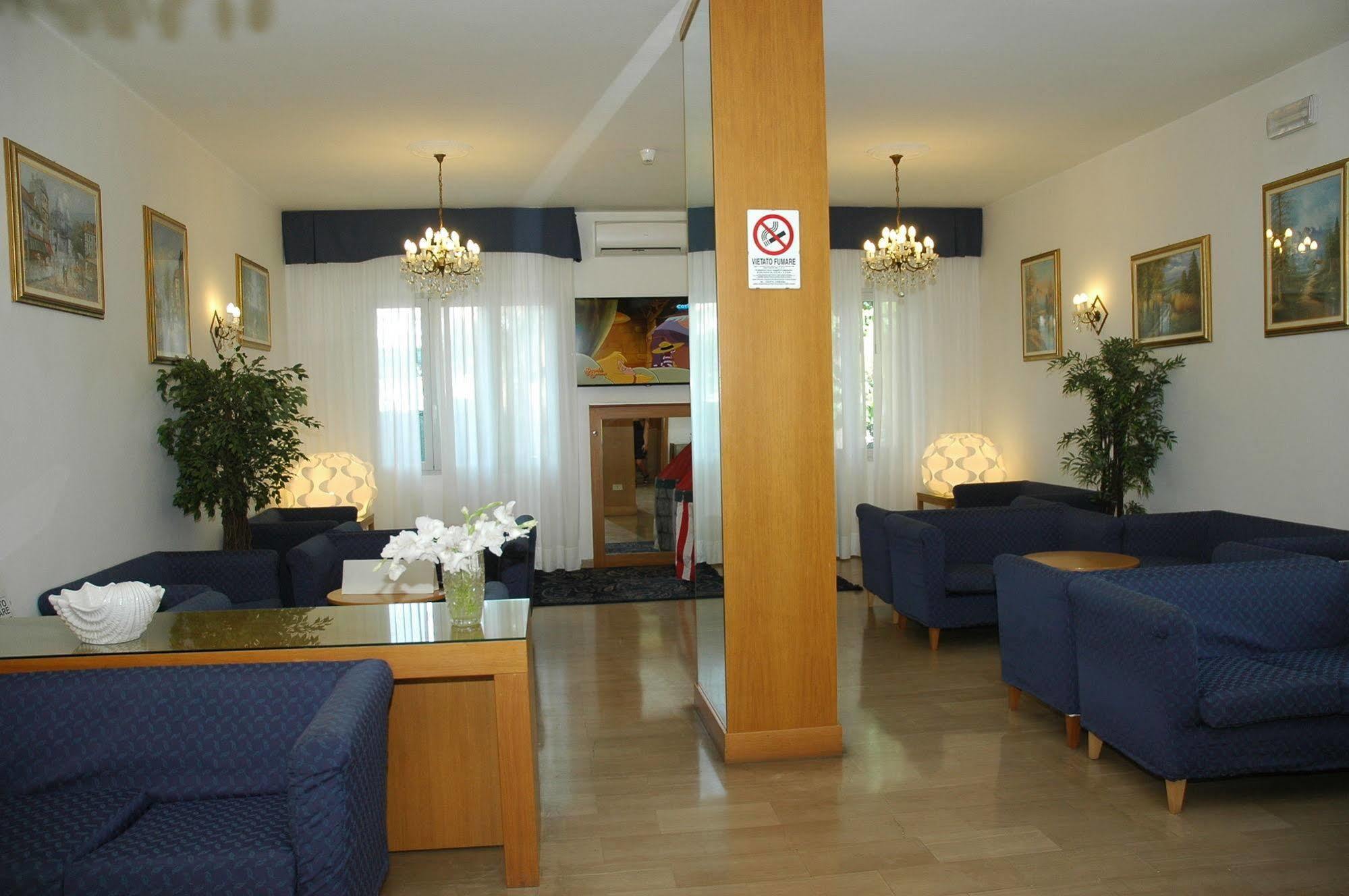 Hotel Gloria Lignano Sabbiadoro Buitenkant foto