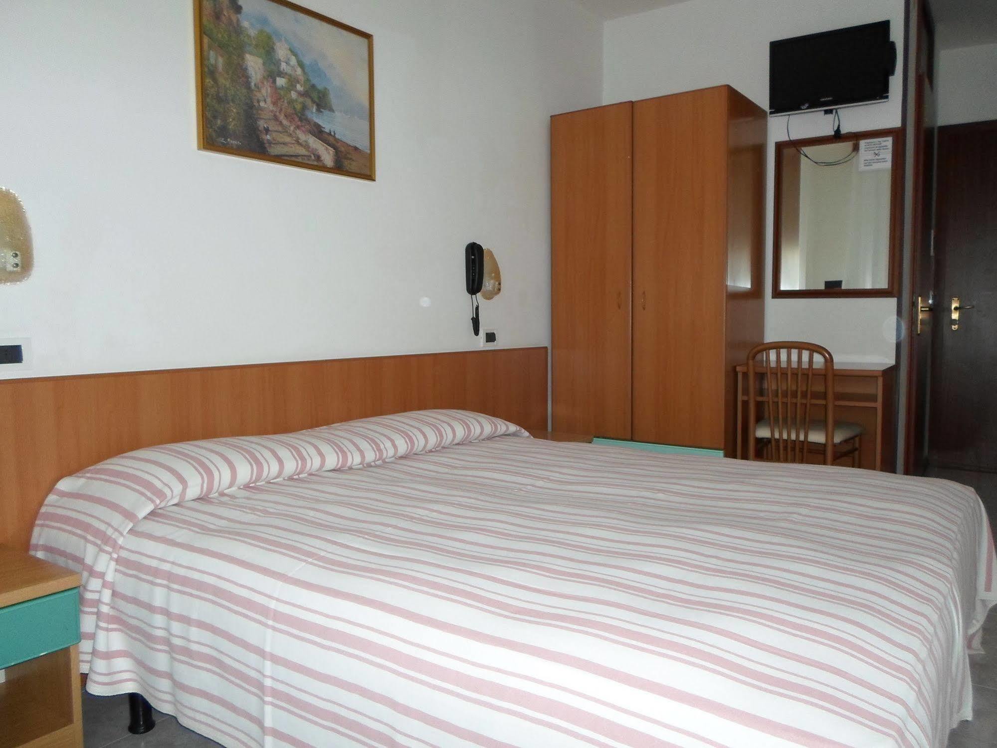 Hotel Gloria Lignano Sabbiadoro Buitenkant foto
