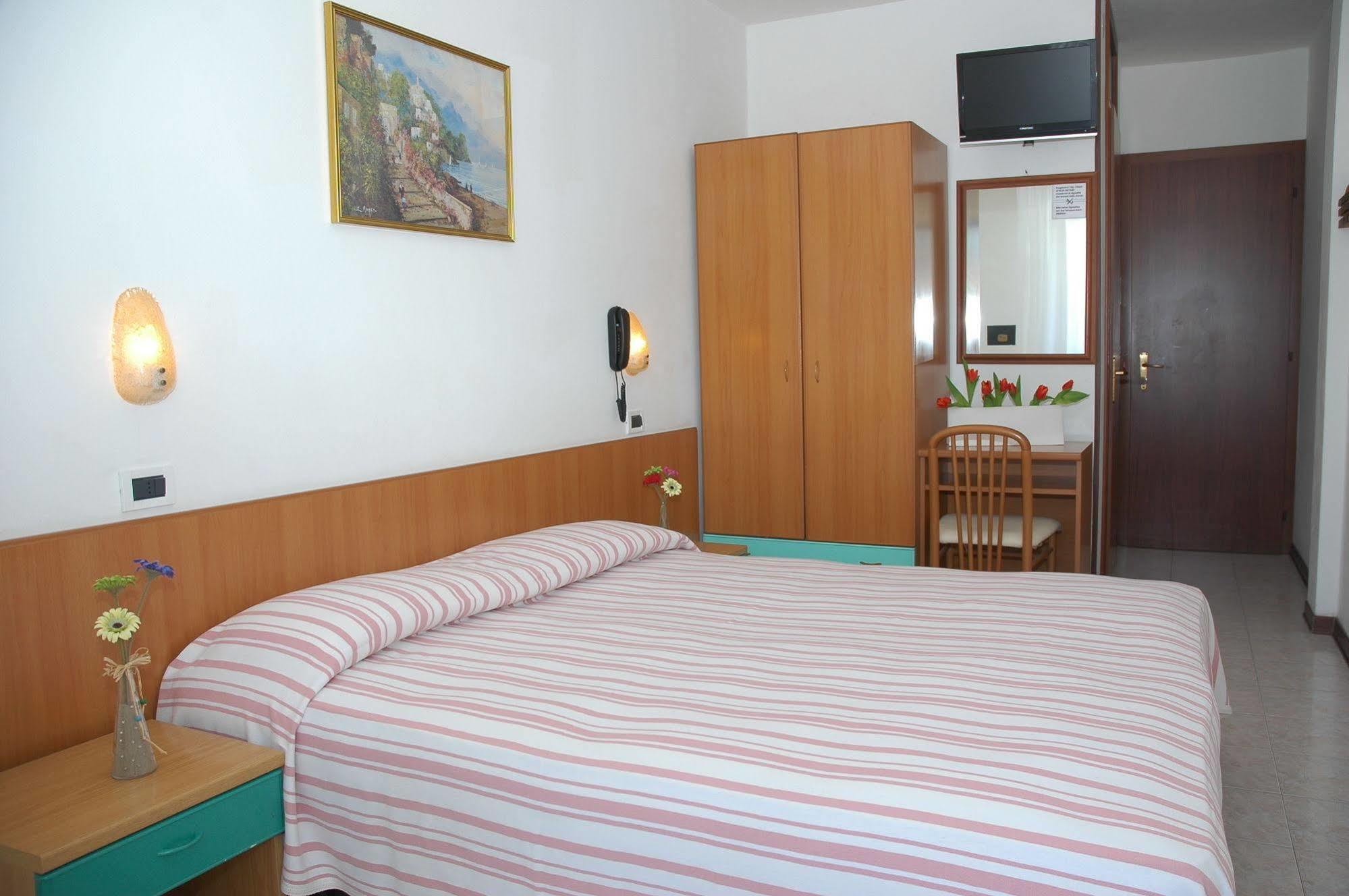 Hotel Gloria Lignano Sabbiadoro Buitenkant foto