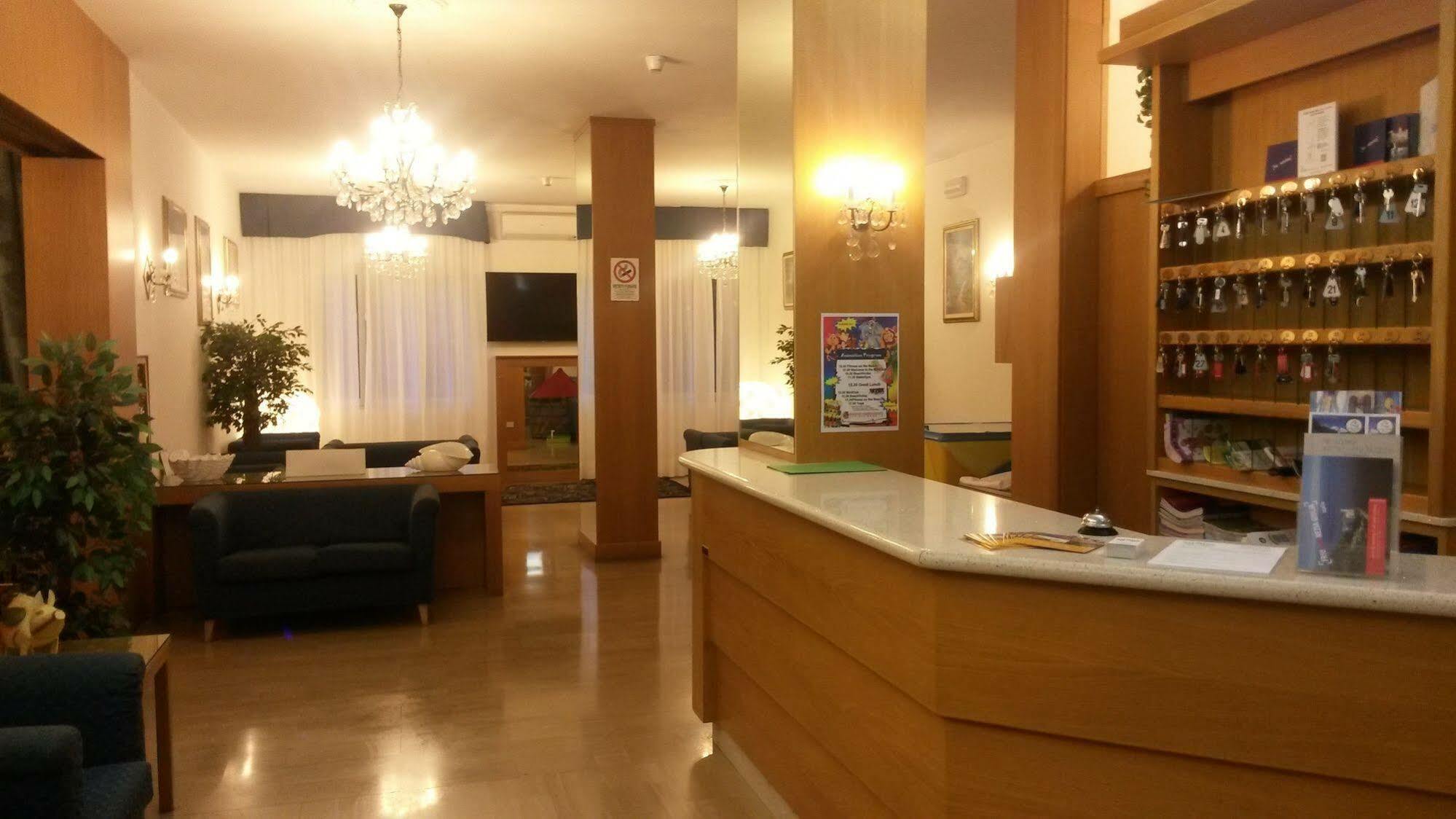 Hotel Gloria Lignano Sabbiadoro Buitenkant foto
